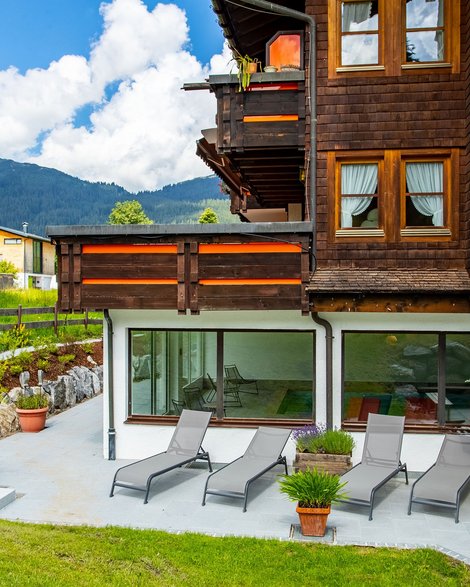 Wellnesshotel im Kleinwalsertal: Pool und Sauna mit Aussicht Wellnesshotel im Kleinwalsertal: Pool und Sauna mit Aussicht