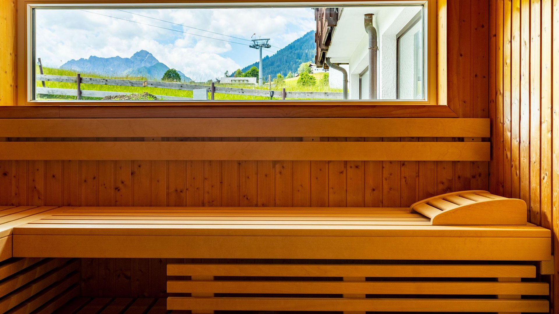 Wellnesshotel im Kleinwalsertal: Pool und Sauna mit Aussicht Wellnesshotel im Kleinwalsertal: Pool und Sauna mit Aussicht