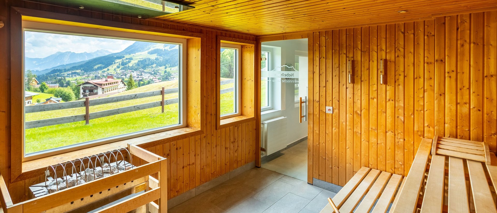 Wellnesshotel im Kleinwalsertal: Pool und Sauna mit Aussicht Wellnesshotel im Kleinwalsertal: Pool und Sauna mit Aussicht