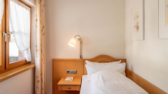 Einzelzimmer in der Suite Arbeiten in Hirschegg, Kleinwalsertal: Hotel Gemma