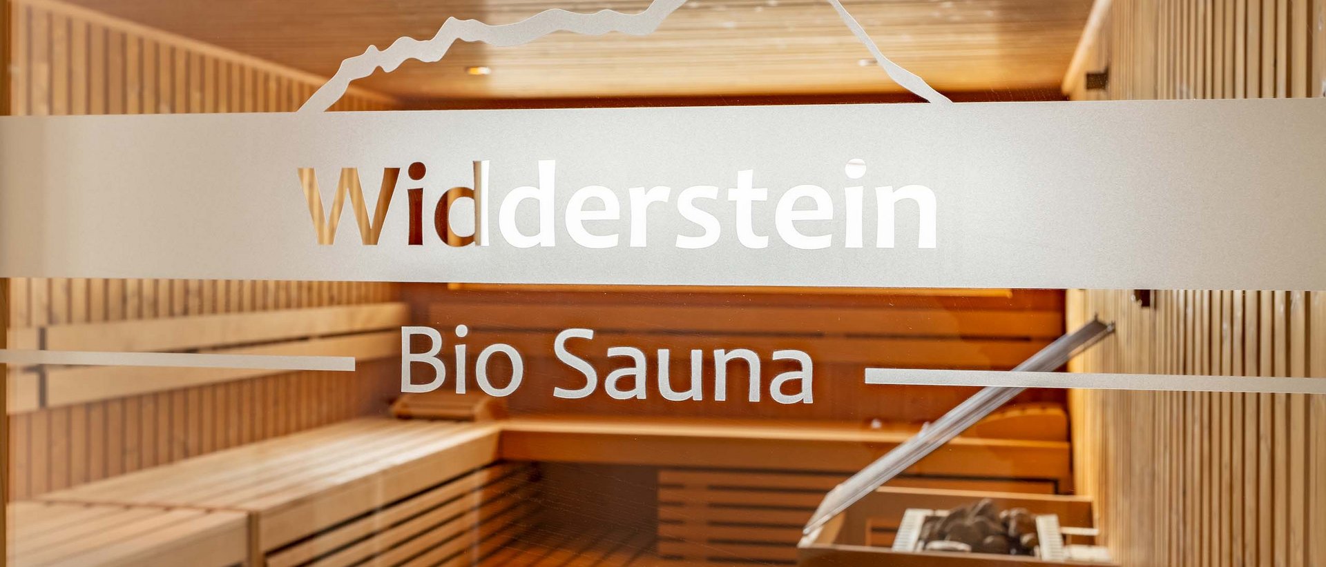 Wellnesshotel im Kleinwalsertal: Pool und Sauna mit Aussicht Wellnesshotel im Kleinwalsertal: Pool und Sauna mit Aussicht