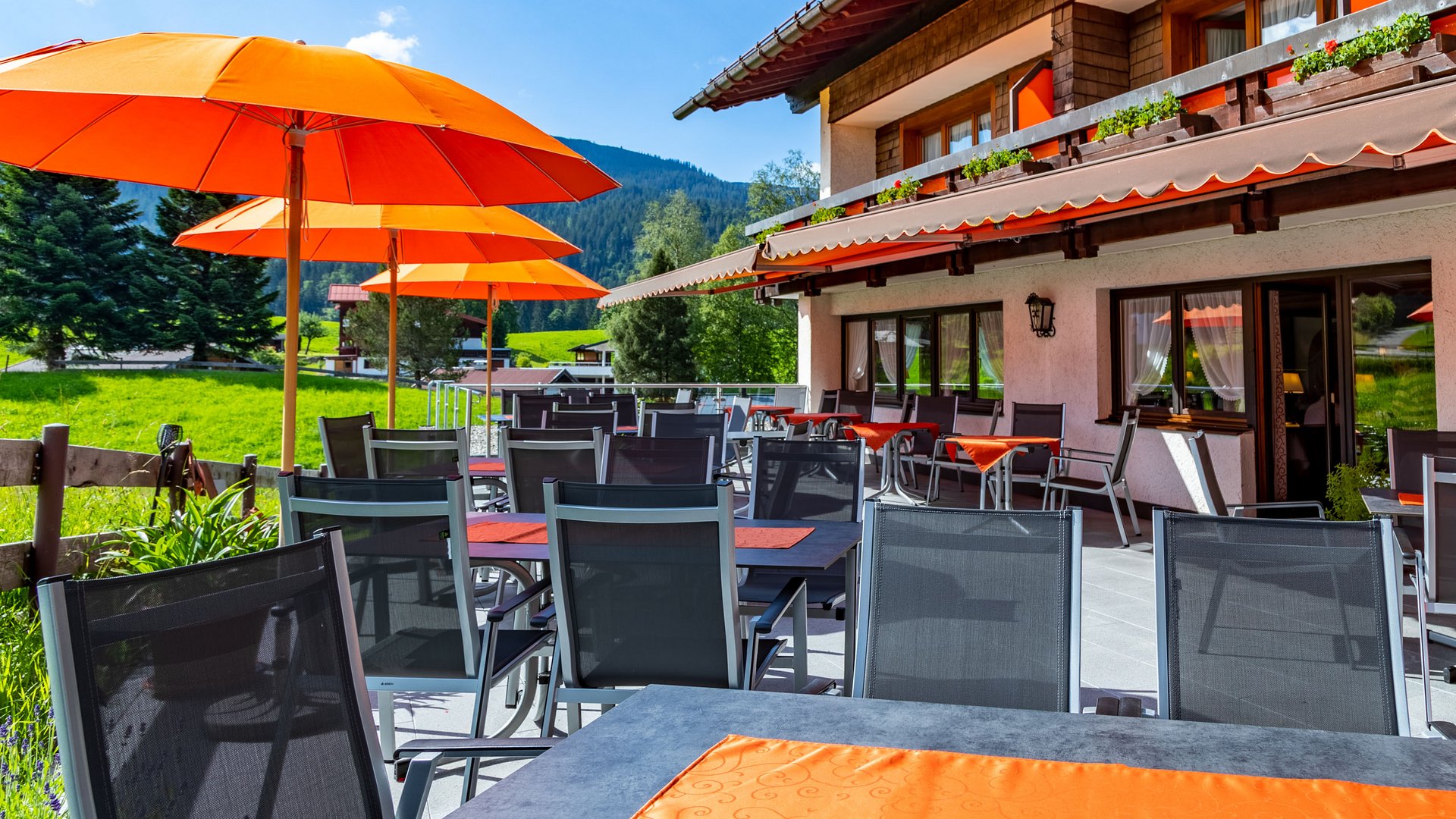 Garten und Terrasse für Wellness: Hotel im Kleinwalsertal Garten und Terrasse für Wellness: Hotel im Kleinwalsertal